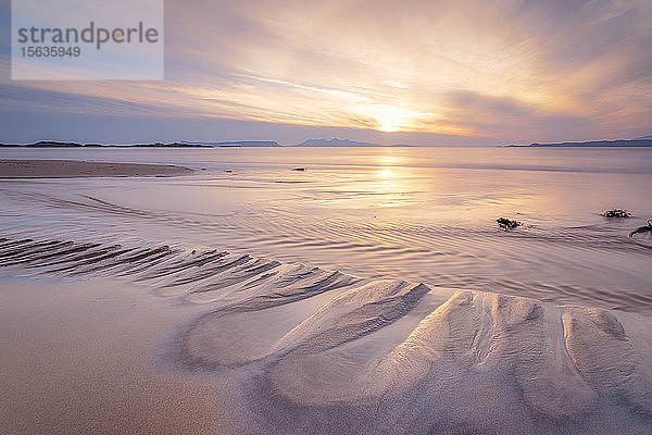 Blick auf den Strand von Camusdarach gegen den Himmel bei Sonnenuntergang  Lochaber  Schottland  Großbritannien