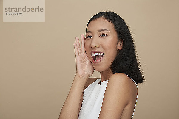 Porträt einer jungen Chinesin  offener Mund