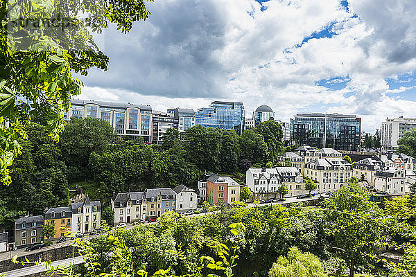 Hochwinkelansicht von modernen und Wohngebäuden gegen den Himmel in Luxemburg