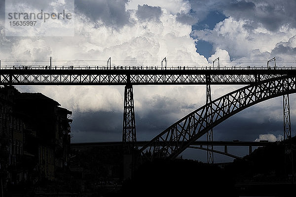 Portugal  Porto  Silhouette der Dom Luis I Brücke gegen große Wolken