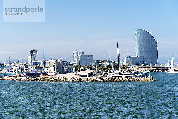Blick auf den Hafen vom Mittelmeer  Barcelona  Spanien