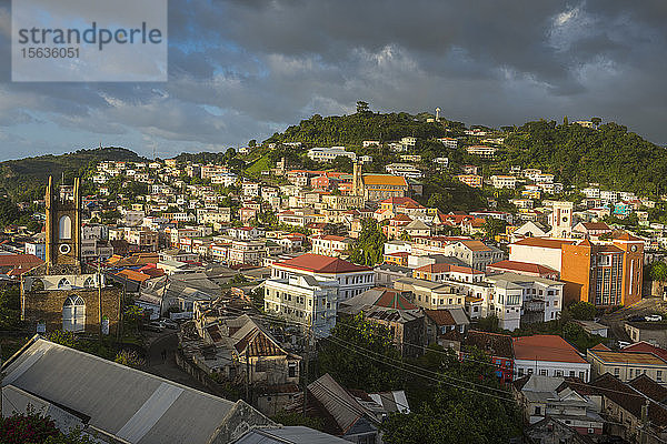Luftaufnahme von Gebäuden in der Stadt St. George's bei bewölktem Himmel  Grenada  Karibik