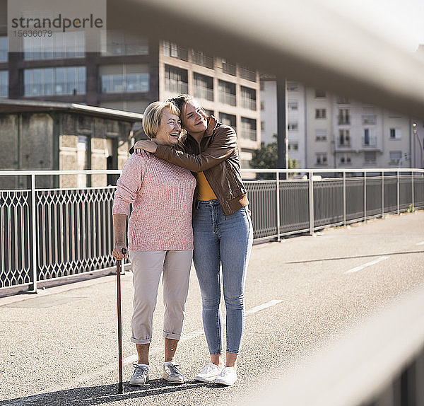 Enkelin und ihre Großmutter stehen auf dem Steg