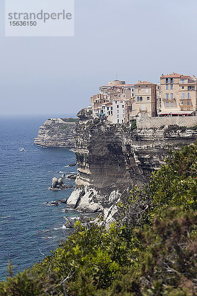 Bonifacio auf weißen Kalksteinklippen am Meer vor klarem Himmel bei Korsika  Frankreich