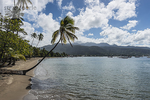 Szenische Ansicht von Meer und Bergen vor bewölktem Himmel  Dominica  Karibik