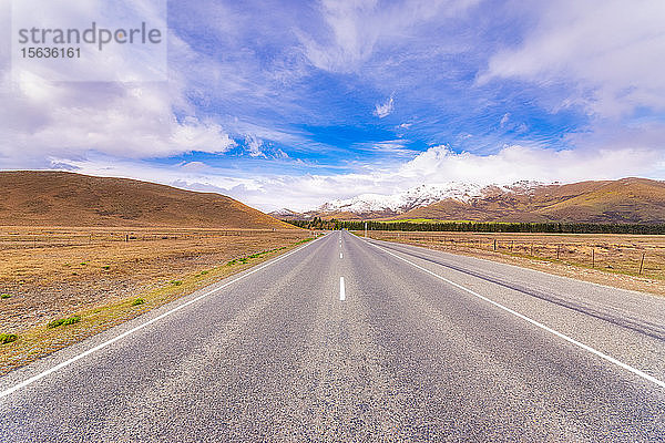 Verminderter Blick auf den State Highway 8 gegen den Himmel  Tekapo  Südinsel  Neuseeland