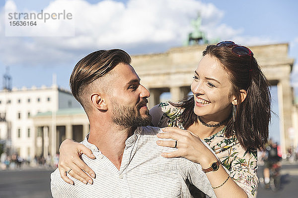 Glückliches junges Paar vor dem Brandenburger Tor  Berlin  Deutschland