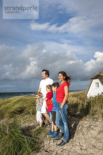 Familie steht in einer Stranddüne und schaut auf Aussicht  Darss  Mecklenburg-Vorpommern  Deutschland