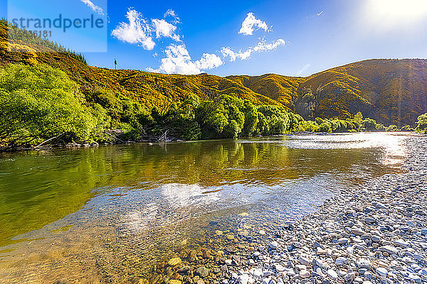Blick auf den Fluss an einem sonnigen Tag im Motueka Valley  Südinsel  Neuseeland