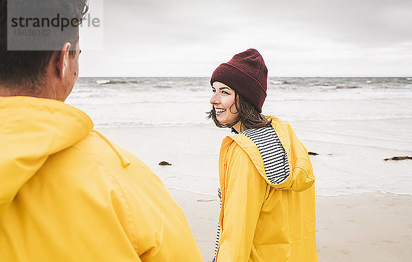 Junge Frau in gelben Regenjacken und Strandspaziergang  Bretagne  Frankreich