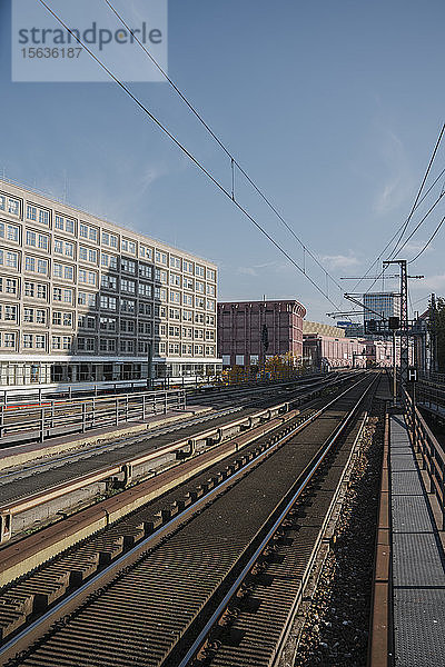 Bahngleise in der Nähe des Alexanderplatzes  Berlin  Deutschland