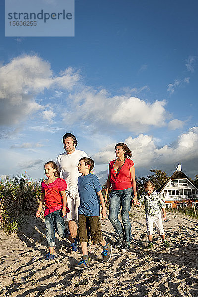 Familienspaziergang am Strand  Darß  Mecklenburg-Vorpommern  Deutschland