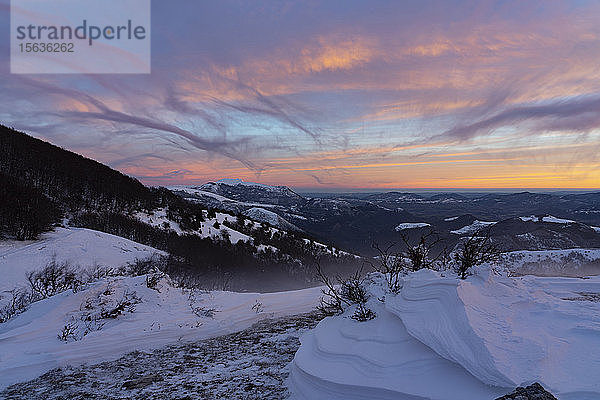 Szenische Ansicht schneebedeckter Berge gegen den Himmel bei Sonnenaufgang  Umbrien  Italien