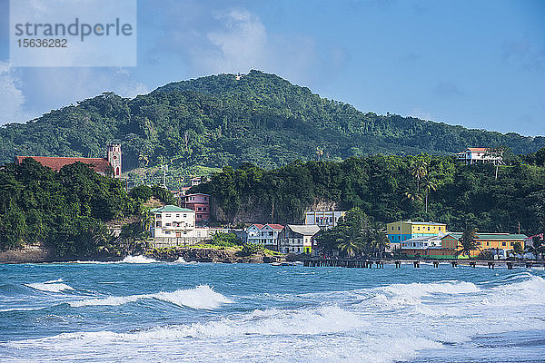 Wellen plätschern im Meer gegen einen Berg in Sauteurs  Grenada  Karibik