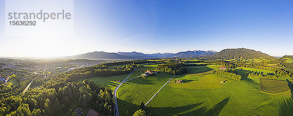 Panoramaaufnahme der Landschaft gegen den Himmel vom Isartal aus gesehen  Oberbayern  Bayern  Deutschland