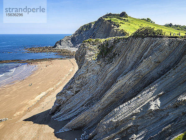 Szenische Ansicht einer Klippe am Meer im Geopark Baskenküste  Spanien