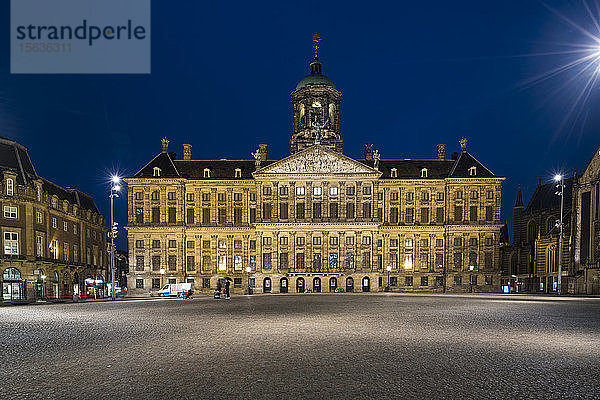 Niederlande  Amsterdam  Königlicher Palast von Amsterdam bei Nacht