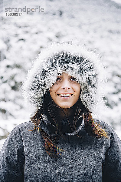 Porträt einer lächelnden jungen Frau im Winter