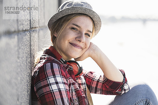 Porträt einer jungen lächelnden Frau mit Hut