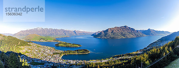 Panoramaaufnahme der Stadt am Wakatipu-See  Queenstown  Südinsel  Neuseeland