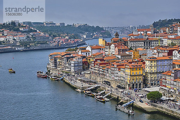 Portugal  Porto  Hochwinkelansicht des Douro-Flusses und der Stadt am WasserÂ