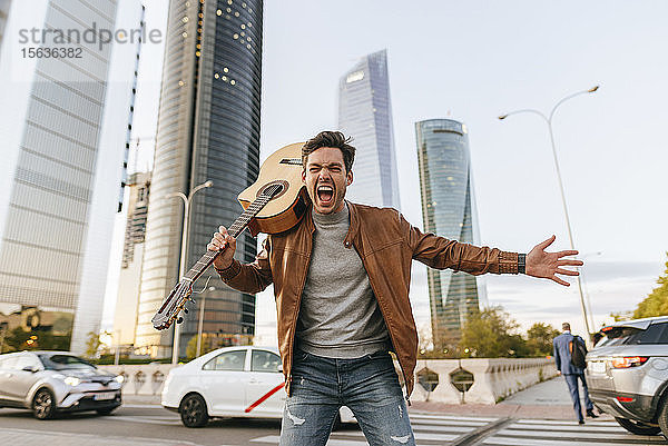 Porträt eines schreienden Mannes mit Gitarre in der Stadt  Madrid  Spanien