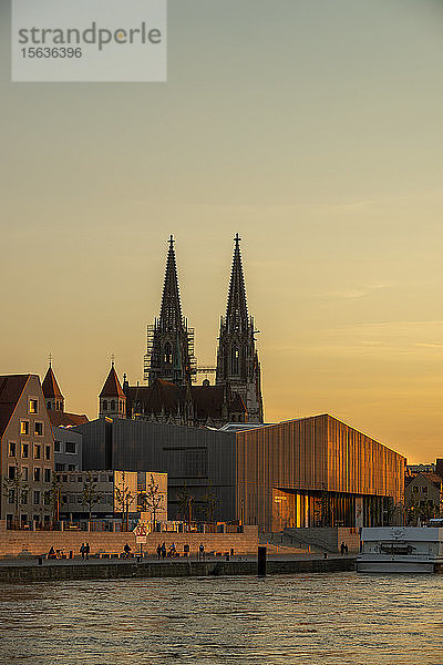 St. Petersdom und Museum Brandhorst an der Donau gegen den Himmel bei Sonnenuntergang  Regensburg  Deutschland