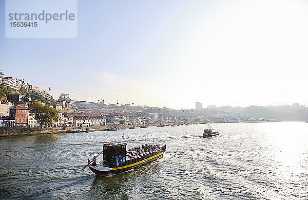 Portugal  Porto  Vila Nova de Gaia  Rabelo-Boote  die Wein auf dem Fluss Douro transportierenÂ