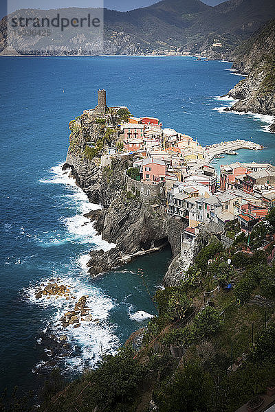 Stadtbild von Vernazza am Ligurischen Meer  Cinque Terre  Italien