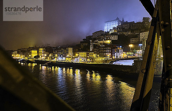 Portugal  Porto  Douro  Beleuchtete Stadt von der Dom Luis I-BrÃ?cke bei Nacht gesehenÂ