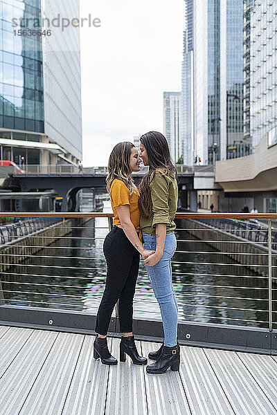 Liebevolles lesbisches Paar in der Stadt  London  Großbritannien