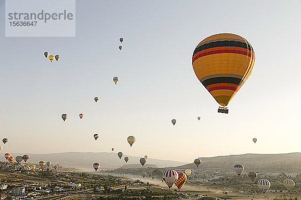 Bunte Heißluftballons fliegen über Land im Goreme-Nationalpark  Kappadokien  Türkei