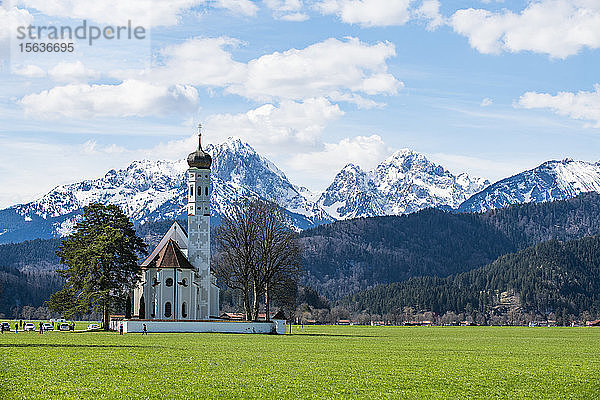Deutschland  Bayern  Schwangau  landschaftlich reizvolle Berglandschaft mit Kirche