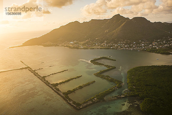 Luftaufnahme der Insel Union bei Sonnenuntergang  Grenadinen  St. Vincent und die Grenadinen  Karibik