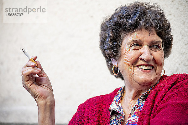 Ältere Frau raucht