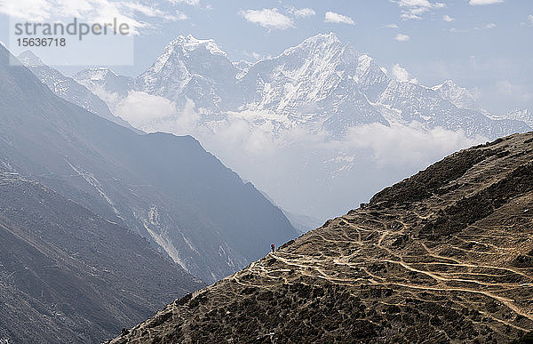 Menschen beim Trekking im Himalaya in der Nähe von Machhermo  Solo Khumbu  Nepal