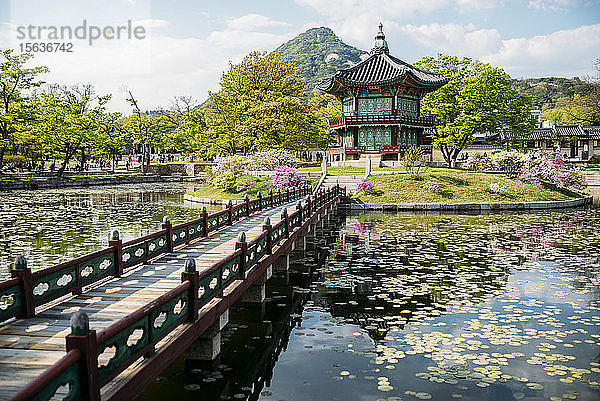 Blick auf Teich und Pagode  Gyeongbok-gung  Seoul  Südkorea