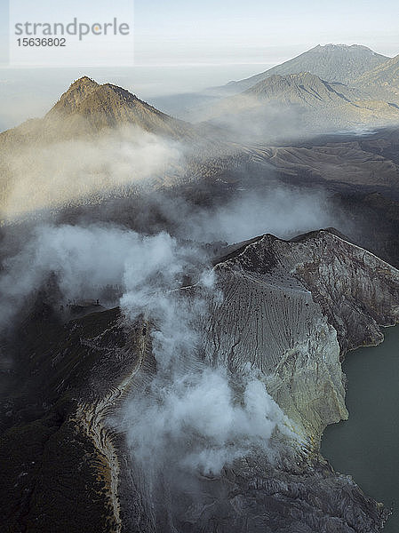 Indonesien  Java  Luftaufnahme des grünen Schwefelsees des Vulkans Ijen