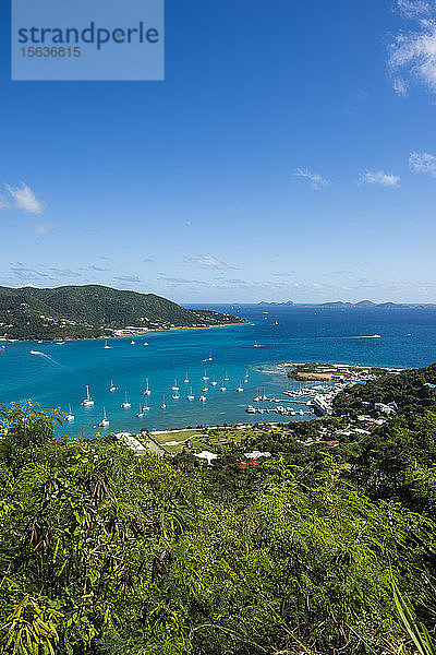 Luftaufnahme des Meeres vor blauem Himmel  Straßenstadt  Tortola  Britische Jungferninseln