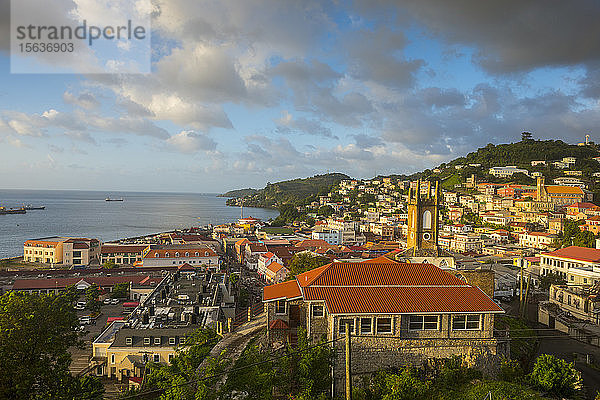 Luftaufnahme der Stadt St. George's am Meer gegen den Himmel bei Sonnenuntergang  Grenada  Karibik