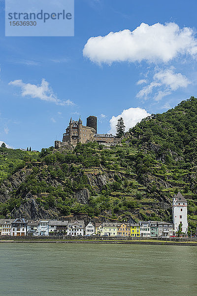 Niedrigwinkelansicht der Burg Katz auf dem Berg am Rhein  Mittelrhein  Deutschland