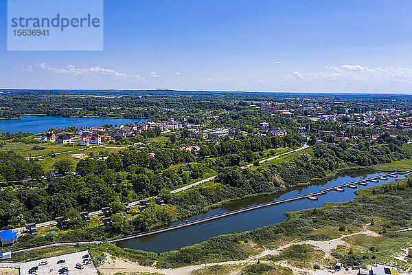 Luftaufnahme des Sees und der Stadt an der Küste von Jantarny am Meer  Kaliningrad  Russland