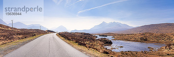 Verschwindende Sicht auf die A863  die zum Cuillin-Gebirge führt  Isle of Skye  Highlands  Schottland  Großbritannien