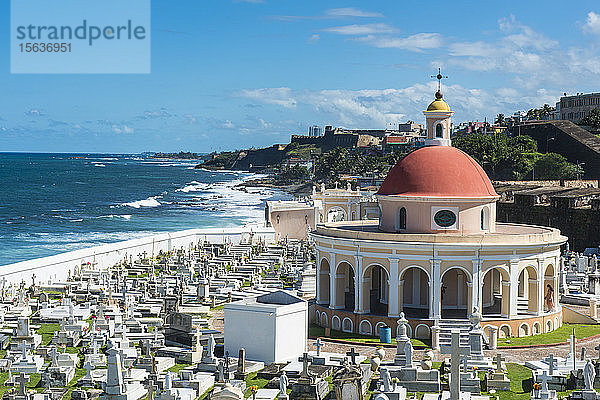 Ansicht des Friedhofs Santa MarÃa Magdalena de Pazzis am Meer vor blauem Himmel  Puerto Rico  Karibik