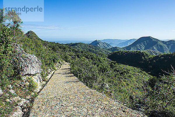 Kopfsteinpflasterstraße in Richtung Citadelle Laferriere  Cap Haitien  Haiti  Karibik