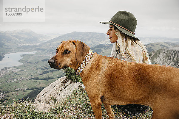 Frau mit Hund auf Aussichtspunkt  Grosse Mythen  Schweiz