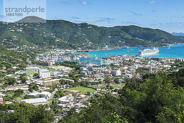 Hochwinkelansicht der Stadt Road gegen blauen Himmel  Tortola  Britische Jungferninseln