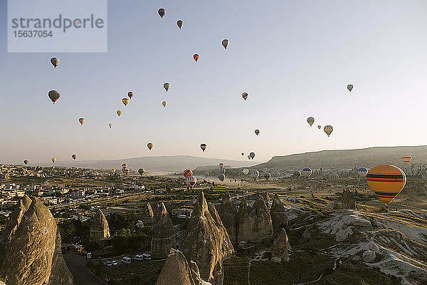 Bunte Heißluftballons fliegen im Goreme-Nationalpark bei Sonnenuntergang  Kappadokien  Türkei