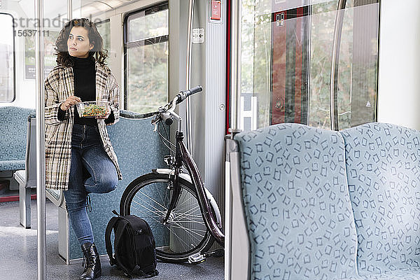 Frau mit Fahrrad beim Mittagessen in der U-Bahn  Berlin  Deutschland