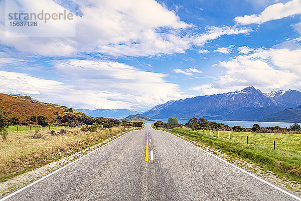 Autobahn bei Glenorchy  Südinsel  Neuseeland